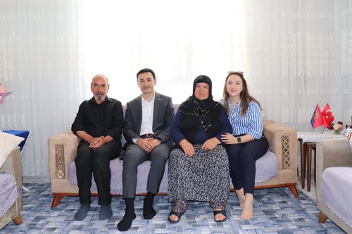 Kaymakamımız Sayın Salih Kaya, Anneler Günü Münasebetiyle Şehit Ailelerine Ziyaret Gerçekleştirdi