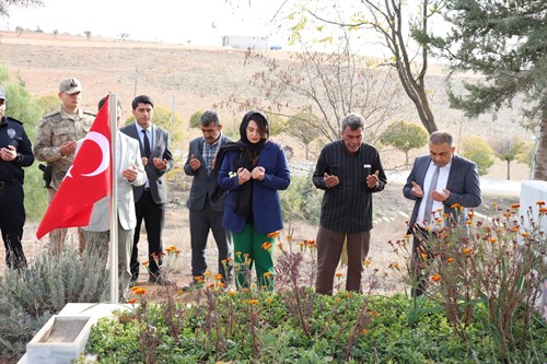 Kaymakam Vekili Sayın Fatma Ballı Şehitlerimizin Kabirlerini Ziyaret Etti